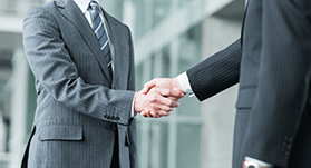 握手する人の画像