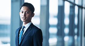 働く男性の画像