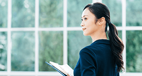 働く女性の画像