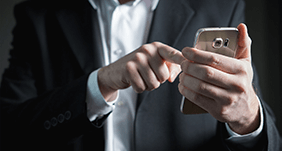 スマートフォンを触る写真