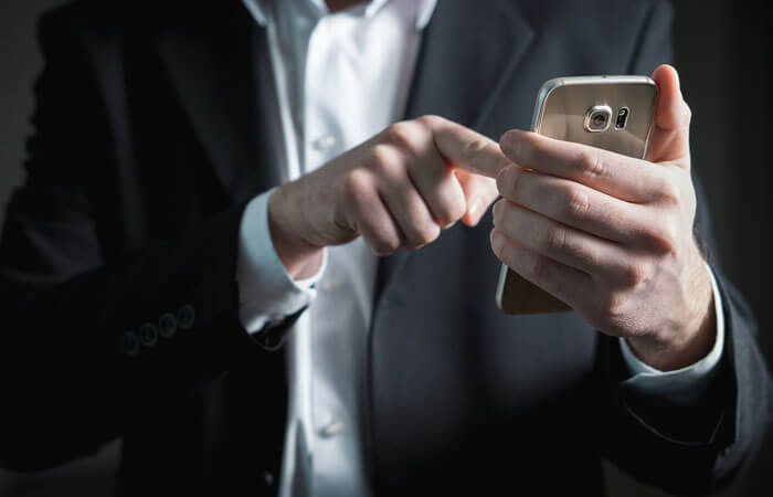 スマートフォンを触る写真