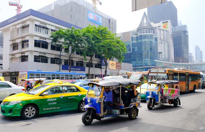 タイの大通りの写真