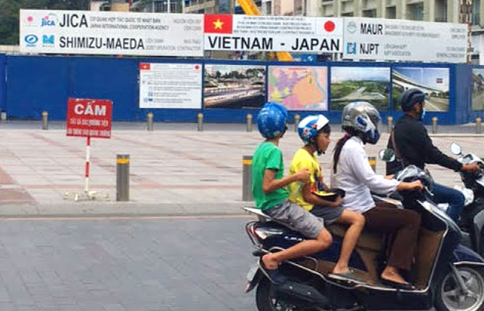 バイクが現地の人たちの主流の移動手段