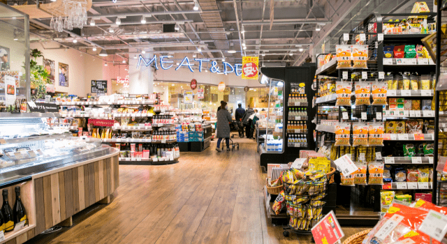 スーパーマーケットの店内