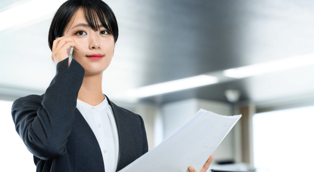 電話をかけている女性スーパーバイザー