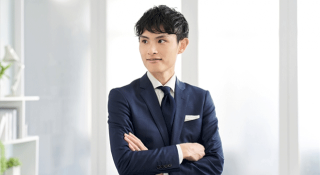 腕を組む男性のスーパーバイザー