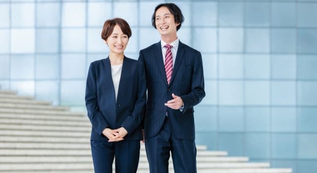 ビジネススーツを着こなす男性と女性