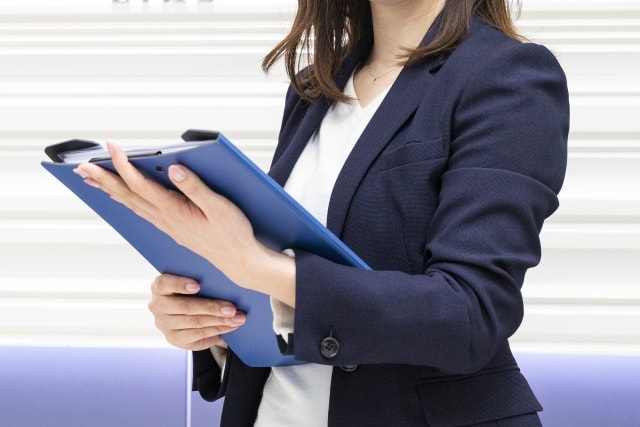 転職面接におすすめのネイビーのスーツの見本写真