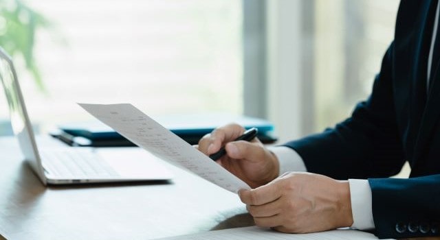 面接で気になるニュースを質問する面接官