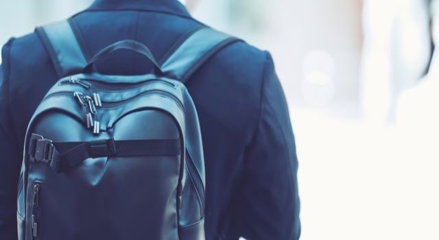リュックを背負う転職者
