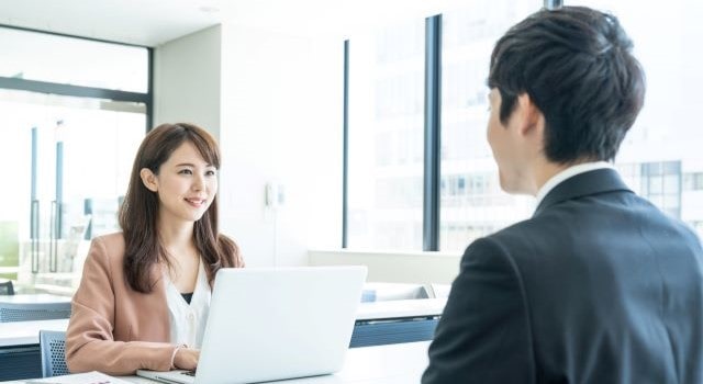 応募者の志望動機を聞く女性面接官