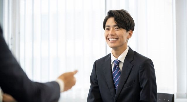 笑顔で志望動機を回答する応募者