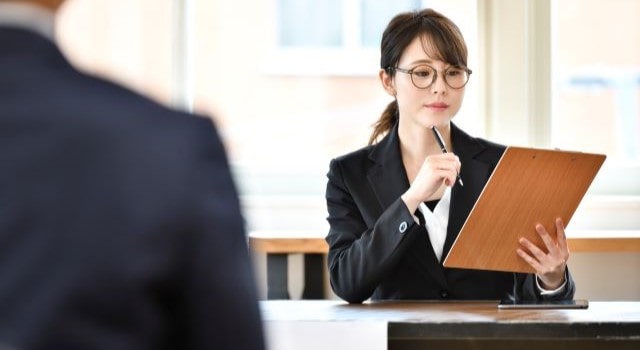 応募者の志望動機に眉をひそめる女性面接官