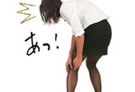 ストッキングが破れてしまった女性