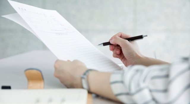 面接中に履歴書をチェックする女性面接官