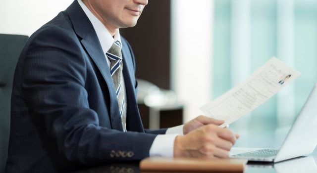 履歴書をチェックする男性面接官