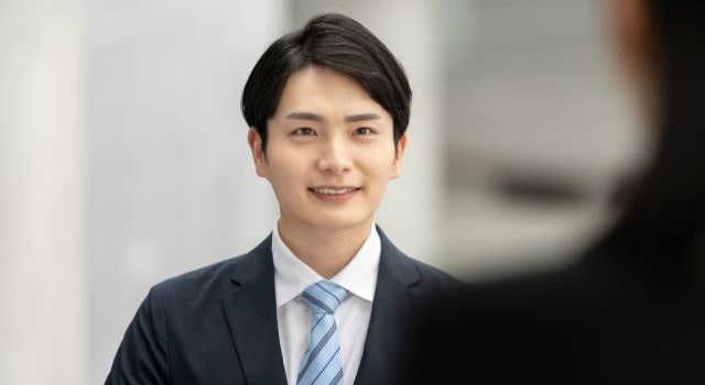 面接で短所は心配性と答えている応募者