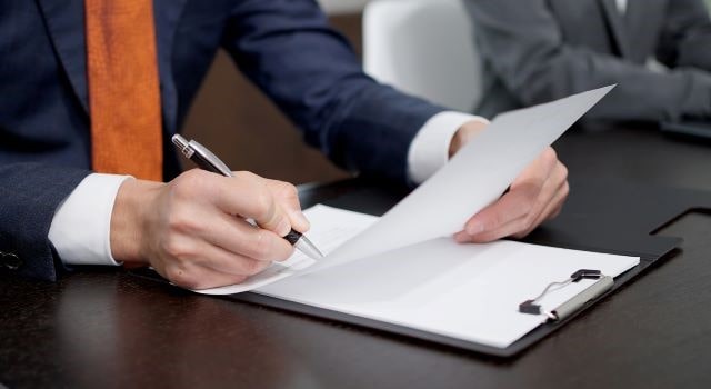 応募者の履歴書をチェックする面接官