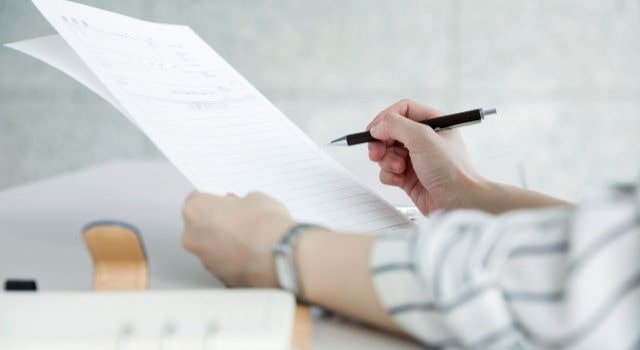 二次面接で応募者の履歴書を確認する面接官