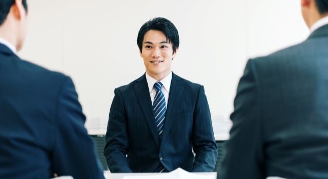 二次面接を受ける男性応募者