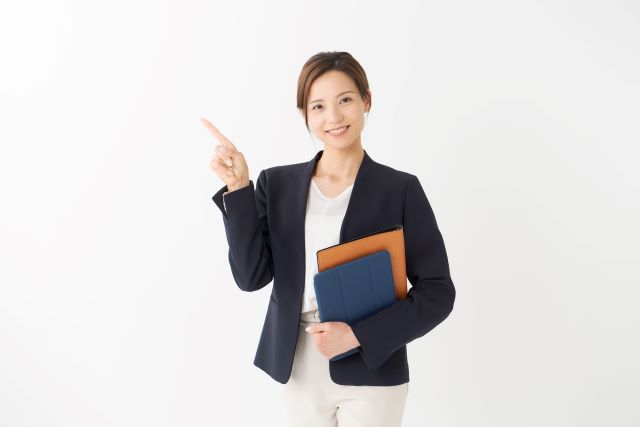 疑問に答える女性