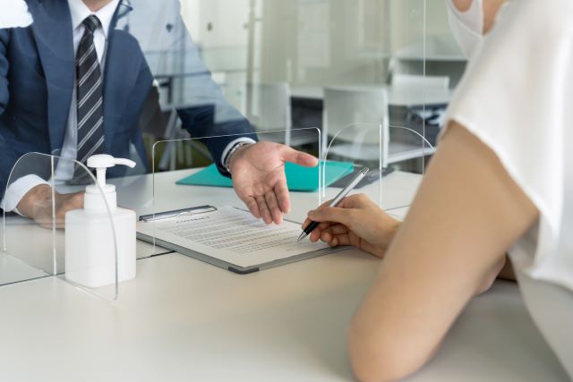 役所の窓口で手続きを行う女性