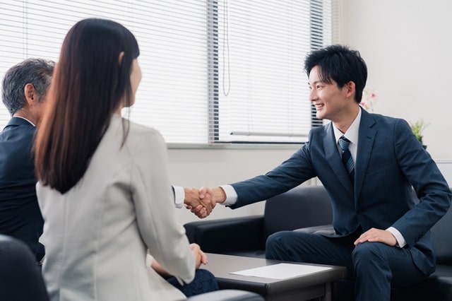 専門家が解説！自己紹介で好印象を与えるためのポイント