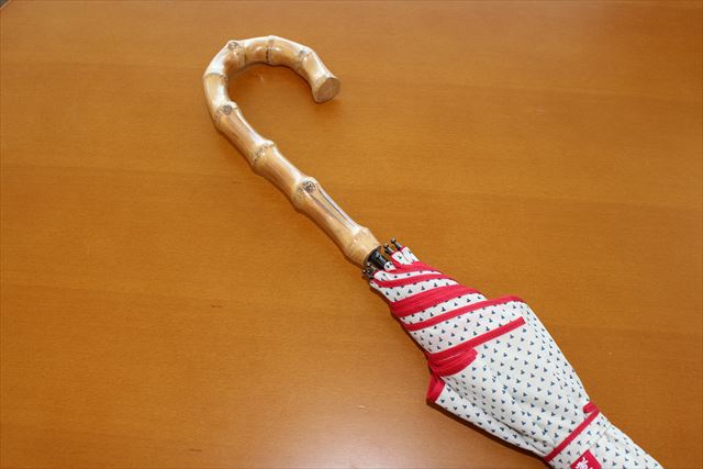 先輩より高価な傘はNG!?　ビジネスパーソンのための傘の選び方・持ち方は？のイメージ画像3