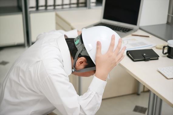 デスクの下にもぐるのは危険!? 職場の防災対策をおさらいしようのイメージ画像1