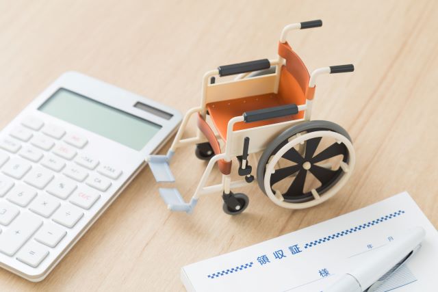 車いすと電卓と領収書