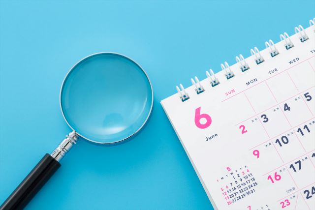 カレンダーと虫メガネ