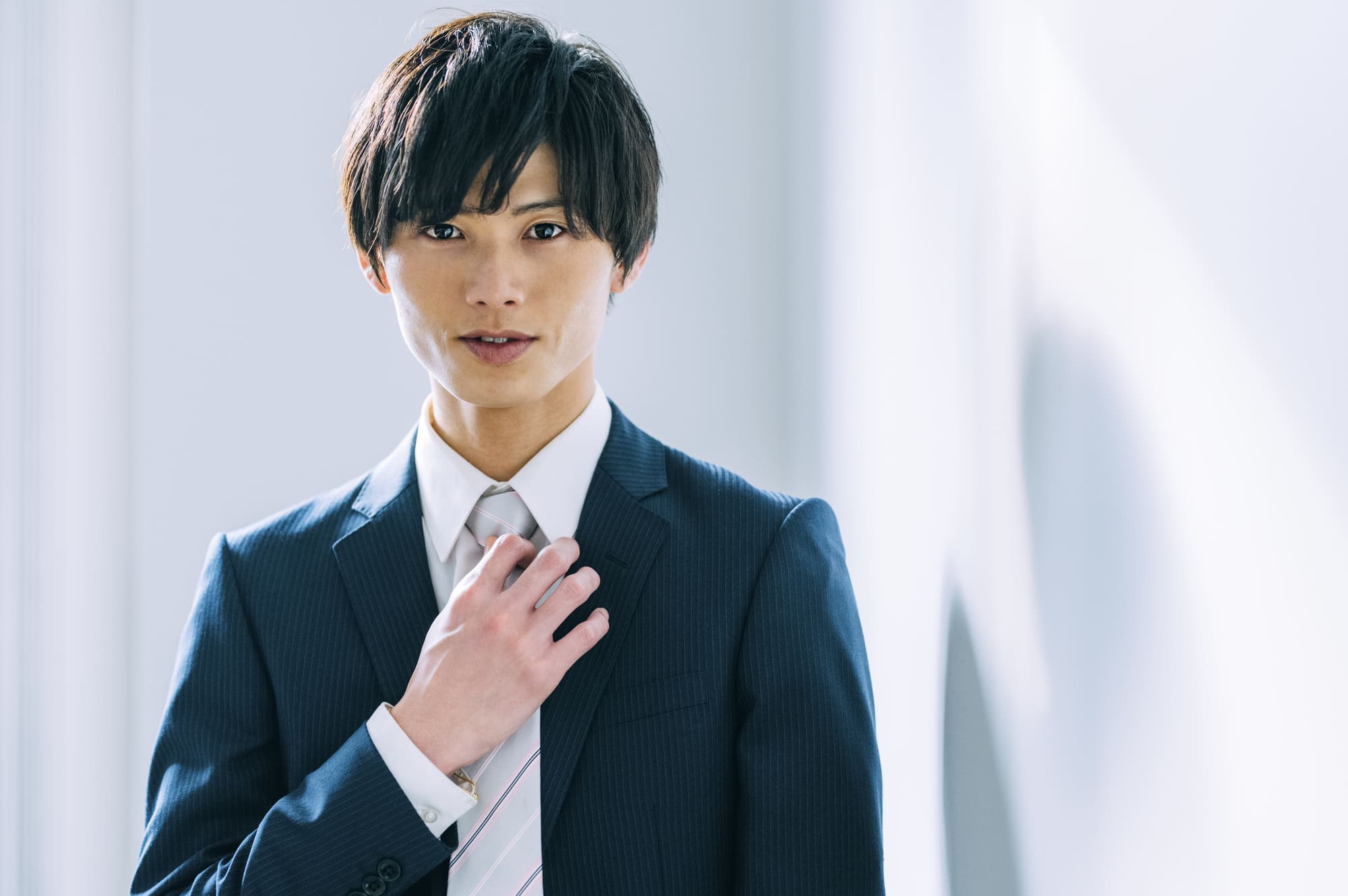 職場の人間関係の悩みに疲れて転職する人のイメージ