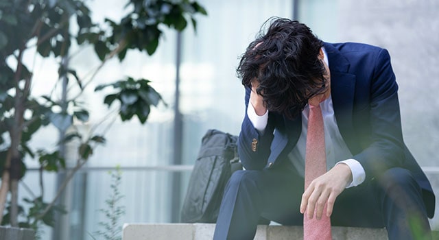 早期退職をするか悩んでいるビジネスパーソンのイメージ画像