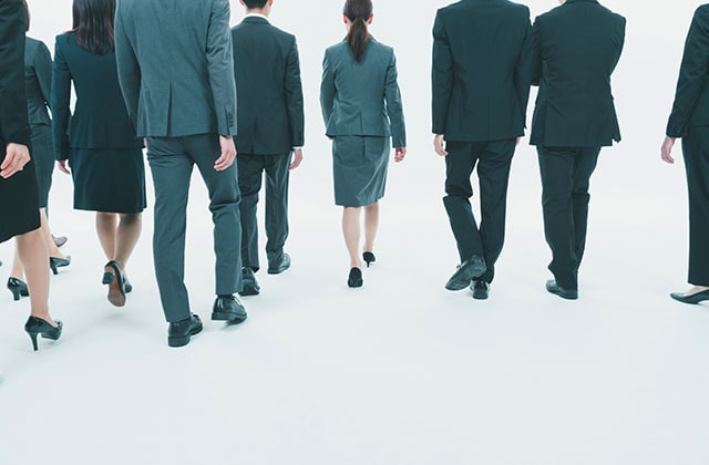 早期退職に向けて前進をするビジネスパーソンのイメージ画像