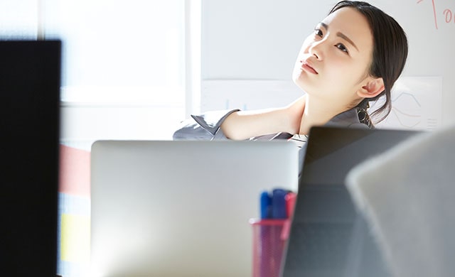 デスクワークをする社員のイメージ画像