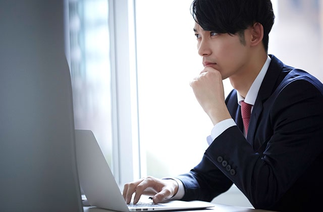 モニターを見つめる若手のイメージ画像