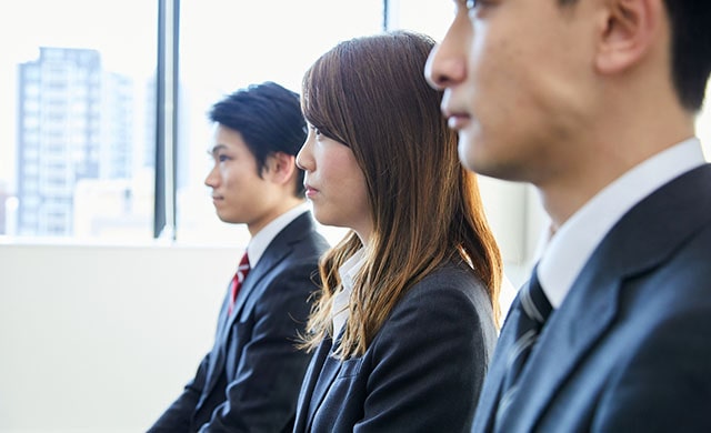 転職に向けて面接を受ける若手のイメージ画像